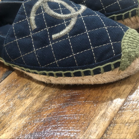 CHANEL NAVY BLUE CANVAS ESPADRILLES W/ GREEN STITCHING 35 - Picture 4 of 8